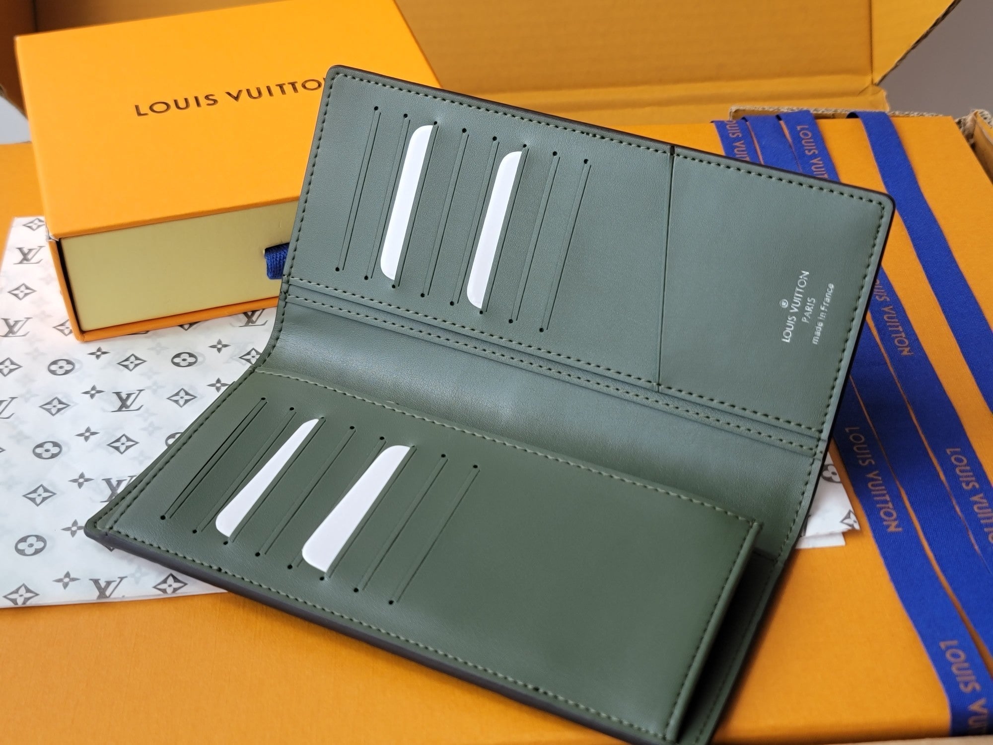 LV M84668 Brazza Wallet Multicolor Alligator Ostrich Calfskin